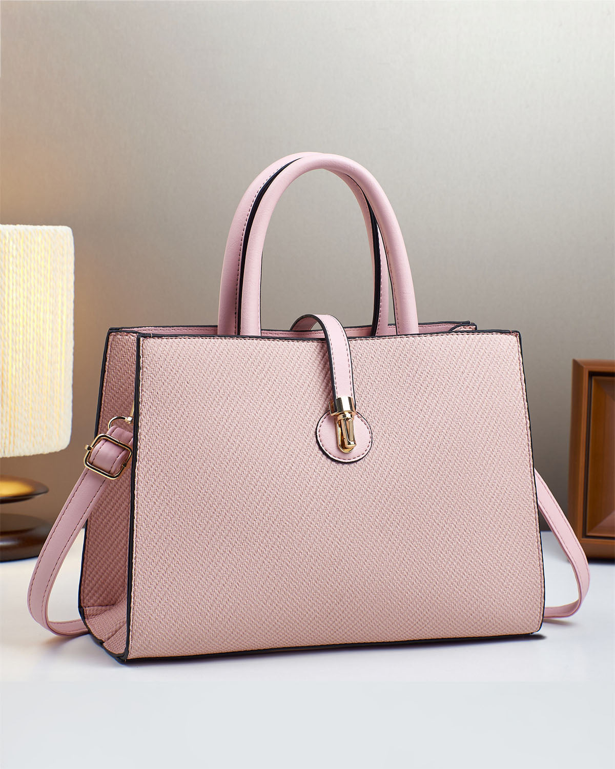 Cartera mediana con estilo conservador