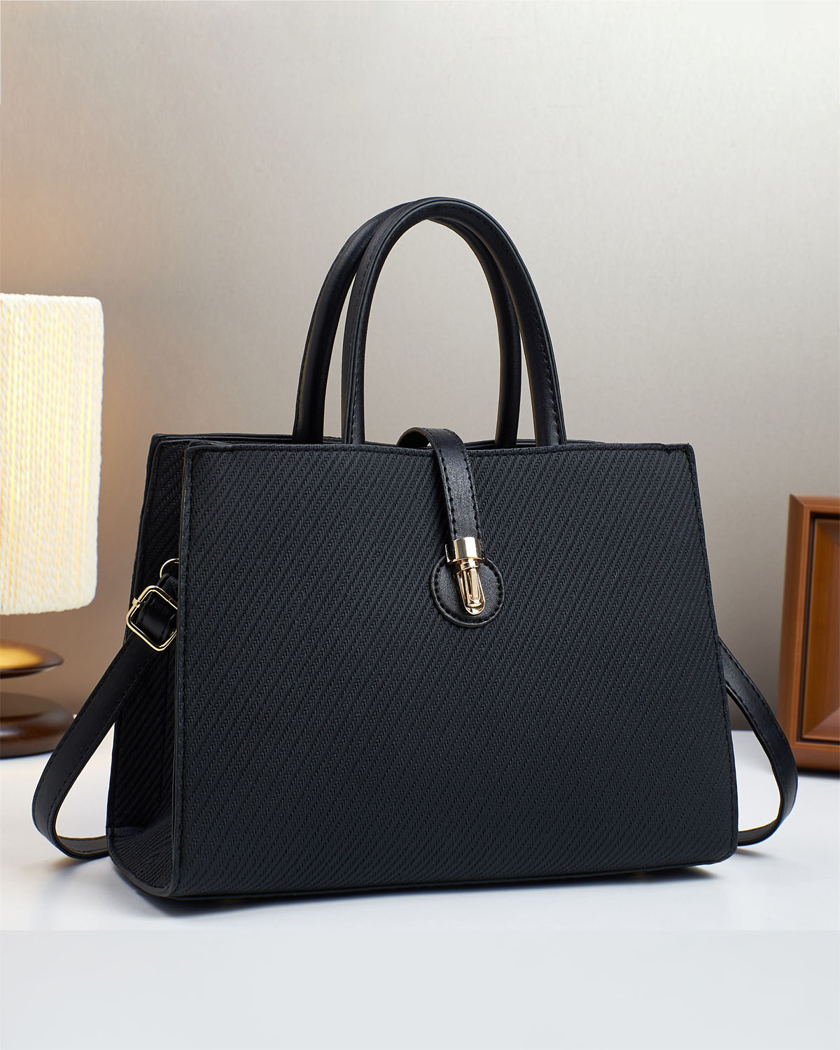 Cartera mediana con estilo conservador