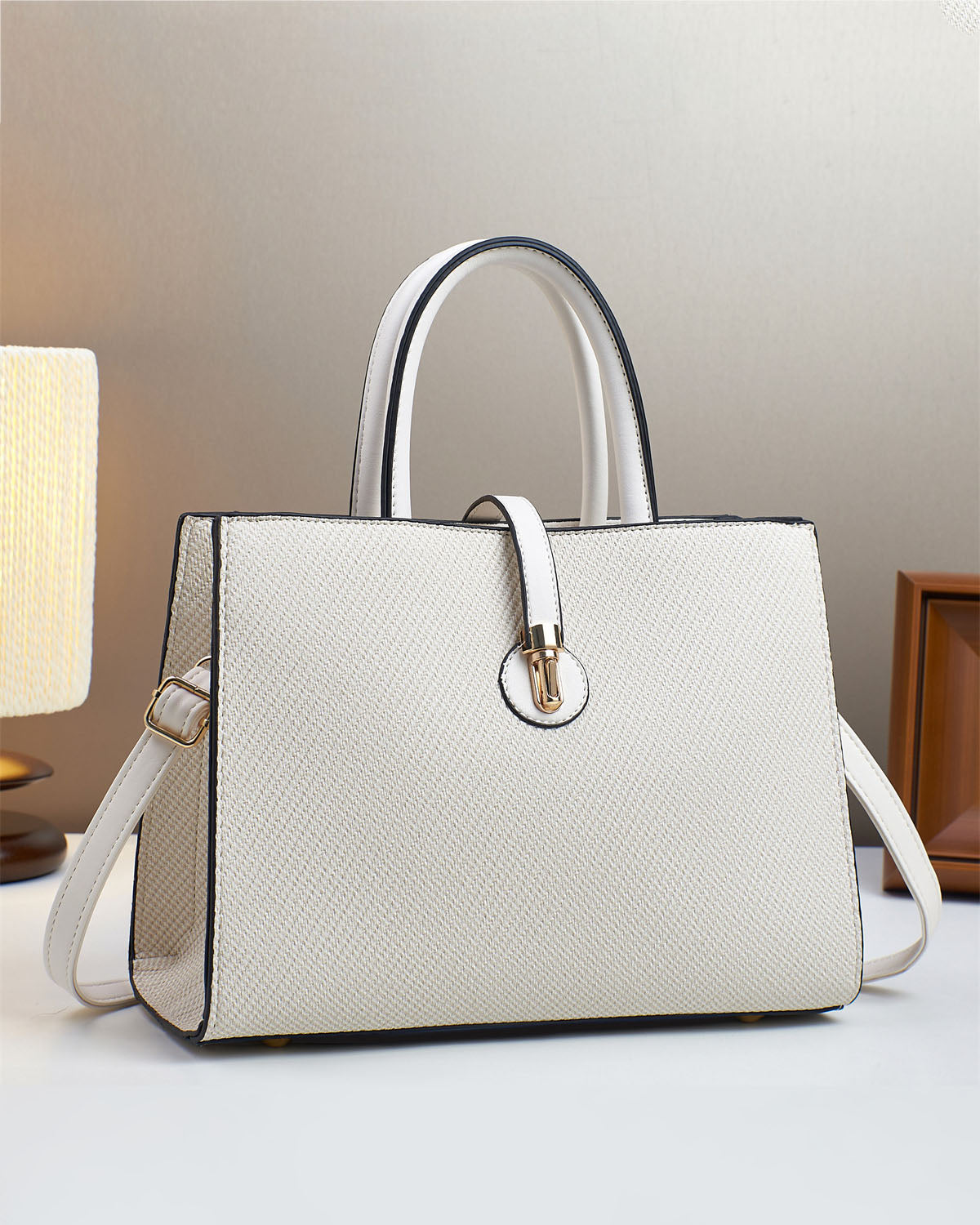 Cartera mediana con estilo conservador