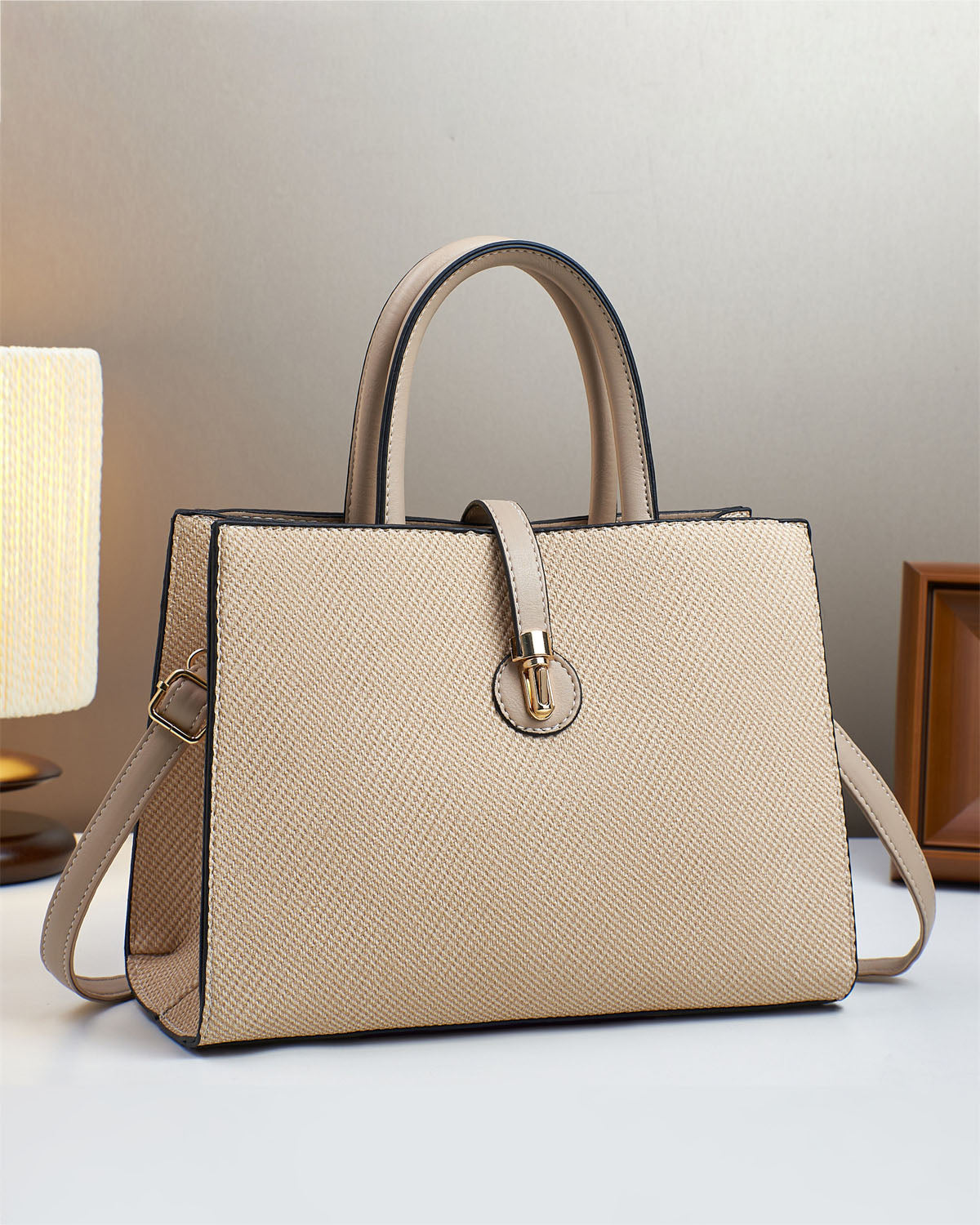 Cartera mediana con estilo conservador