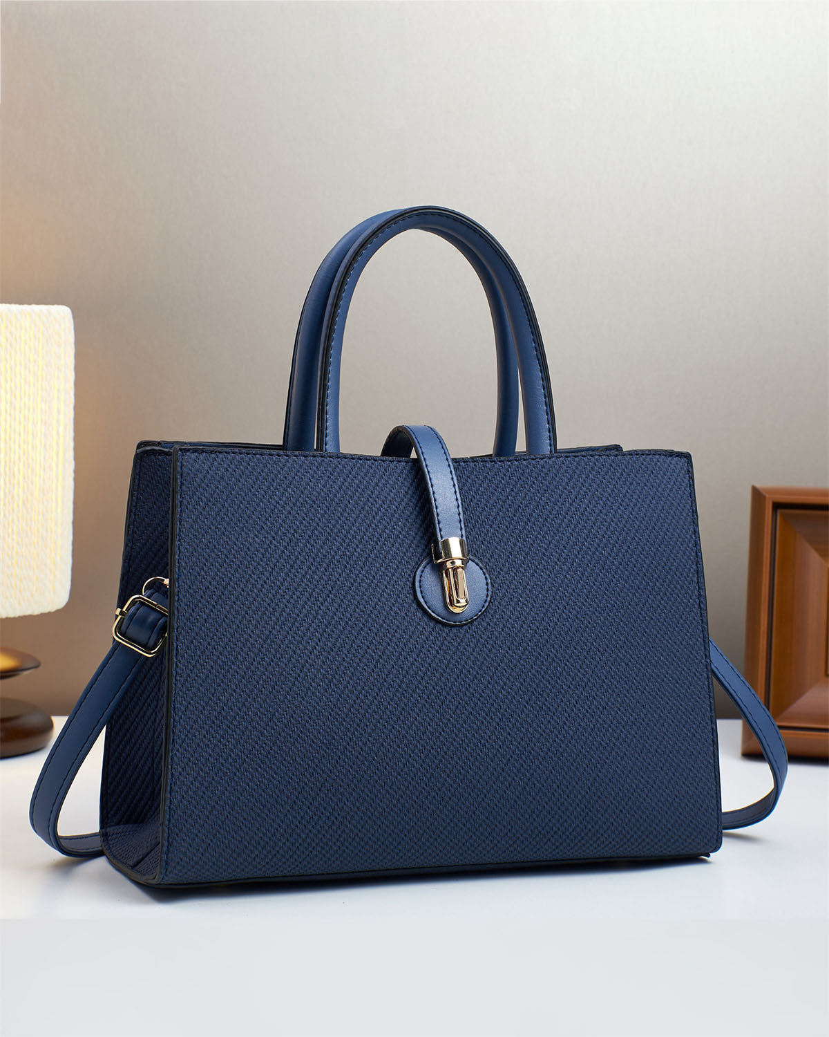 Cartera mediana con estilo conservador