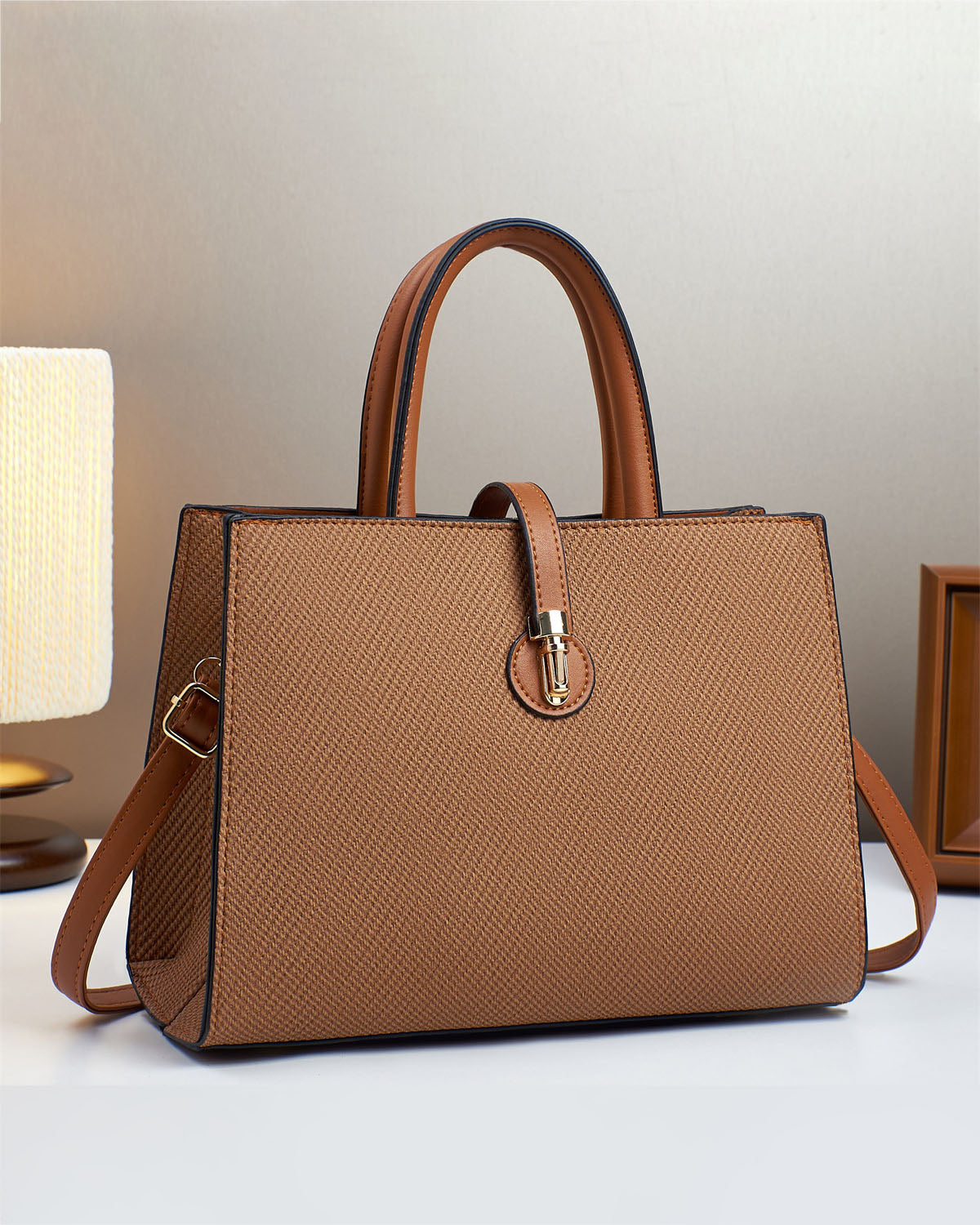 Cartera mediana con estilo conservador