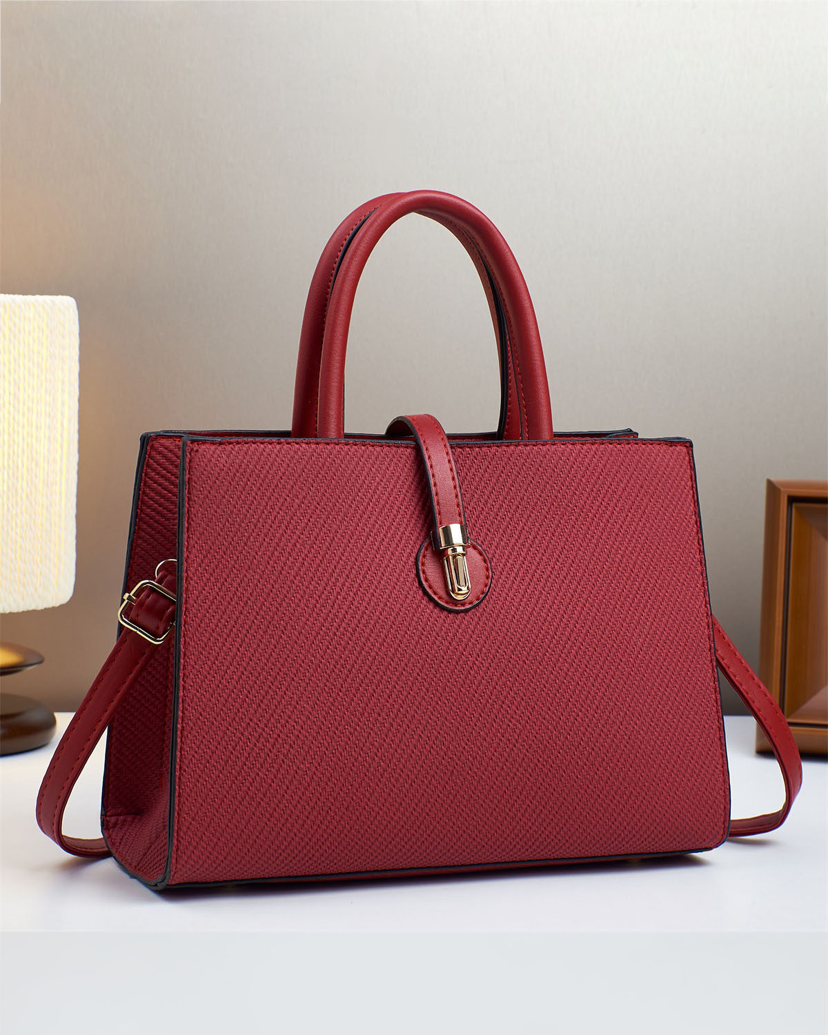 Cartera mediana con estilo conservador