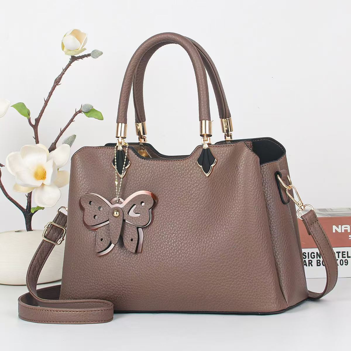 Cartera mediana con llavero mariposa