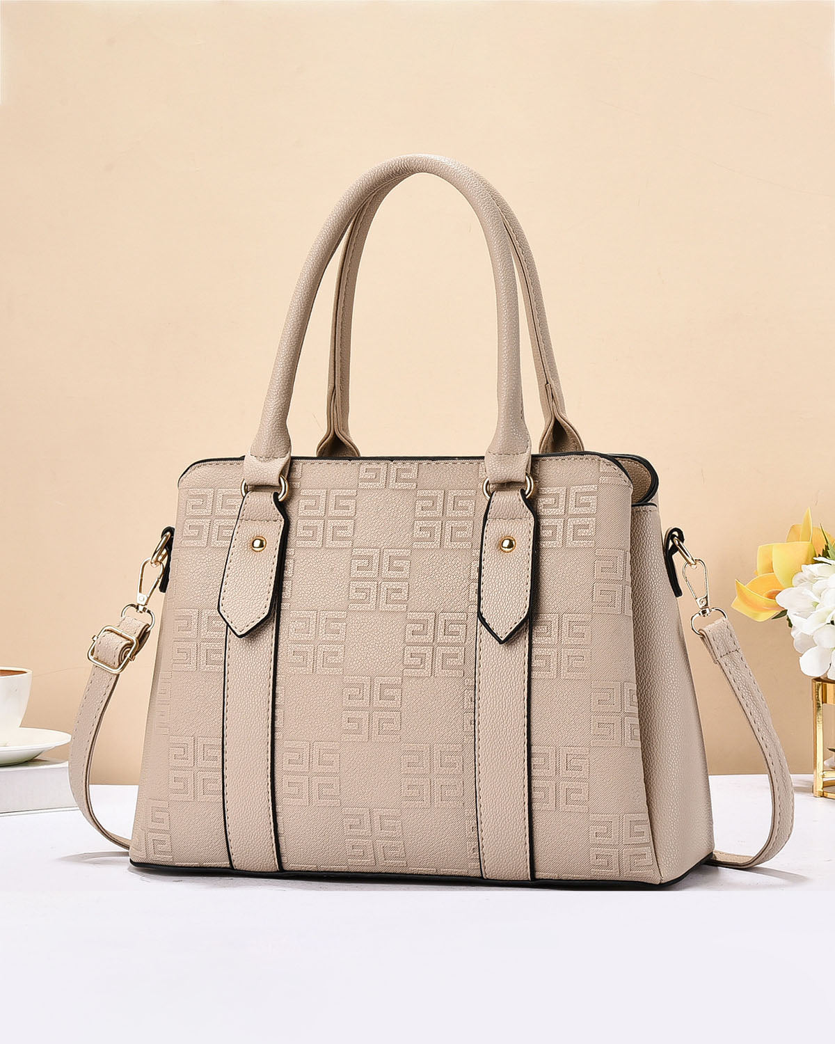 Cartera con diseño en relieve y doble compartimento