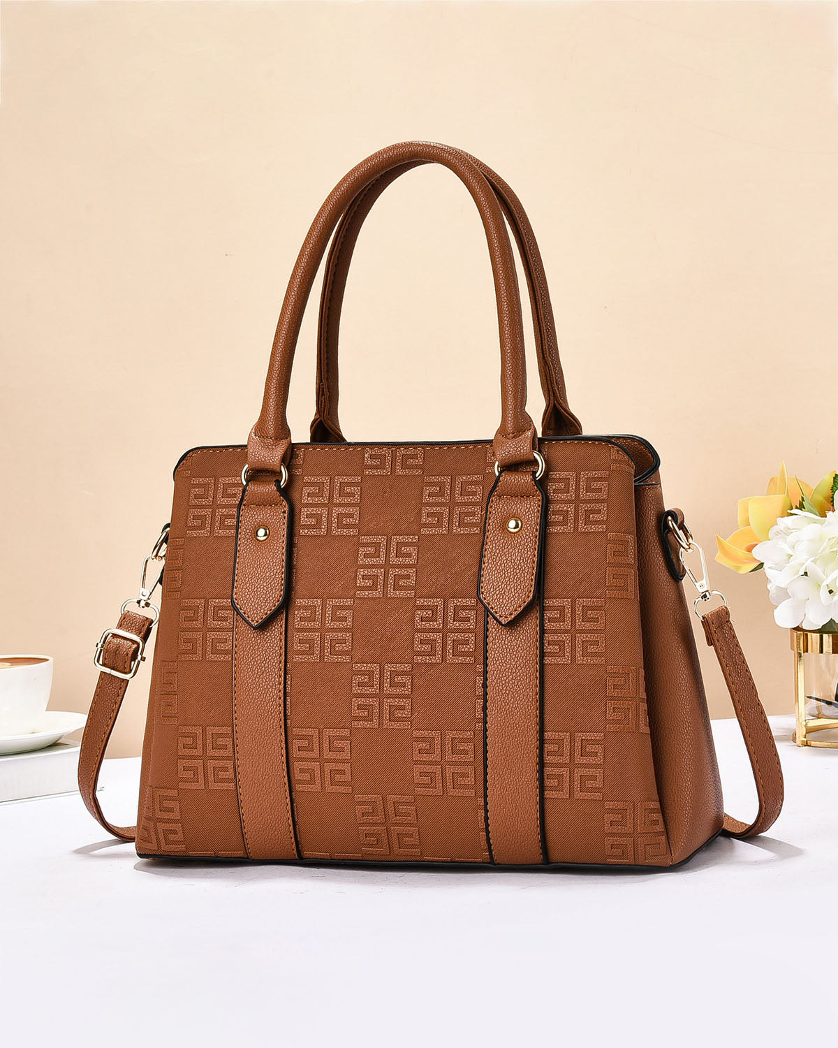 Cartera con diseño en relieve y doble compartimento