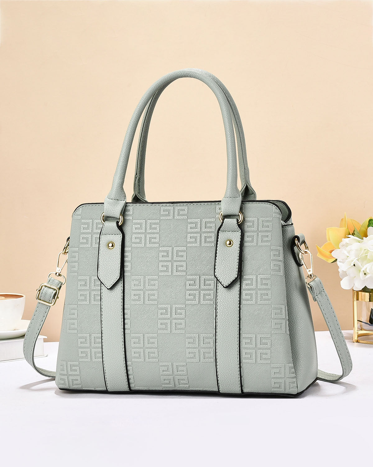 Cartera con diseño en relieve y doble compartimento