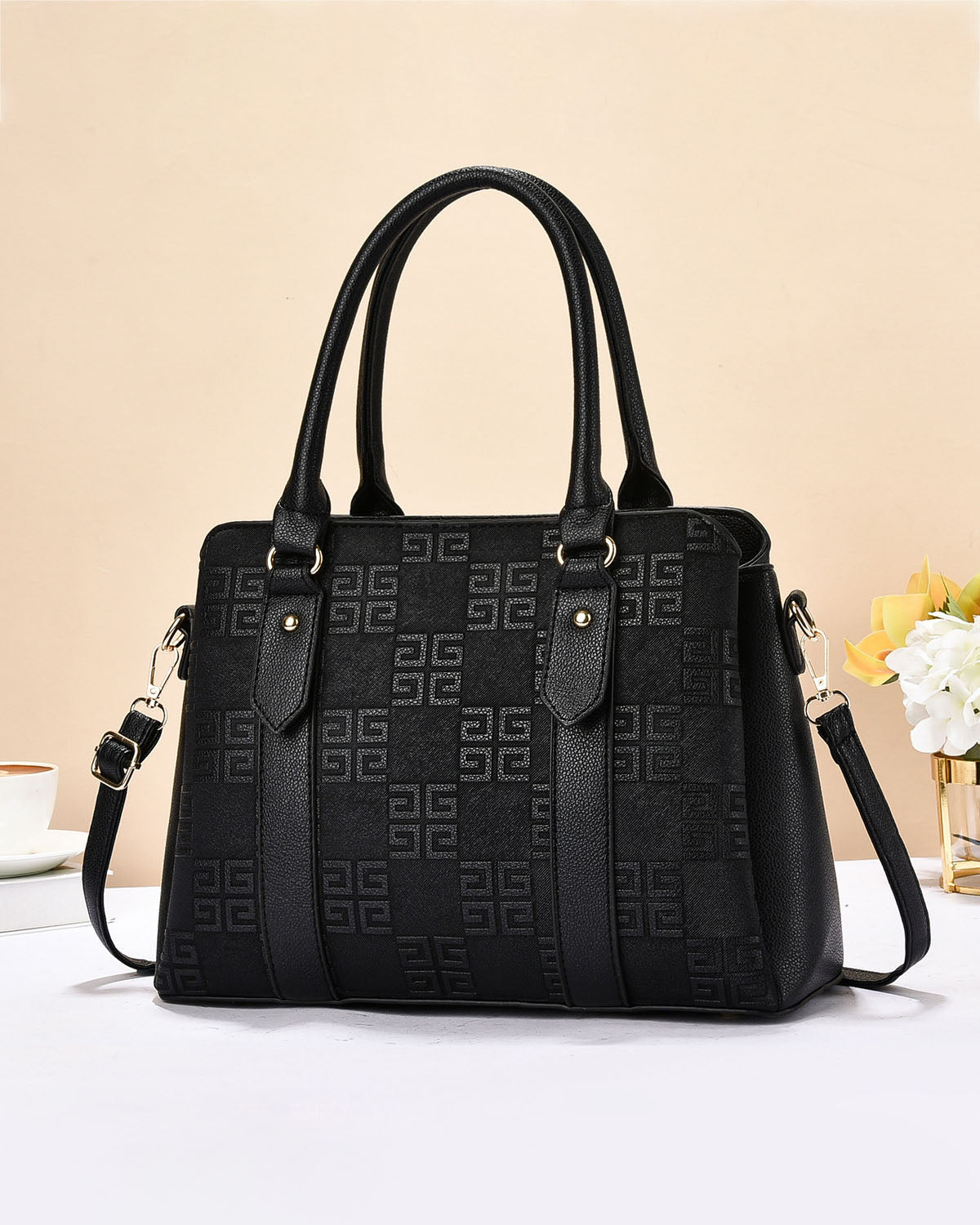 Cartera con diseño en relieve y doble compartimento