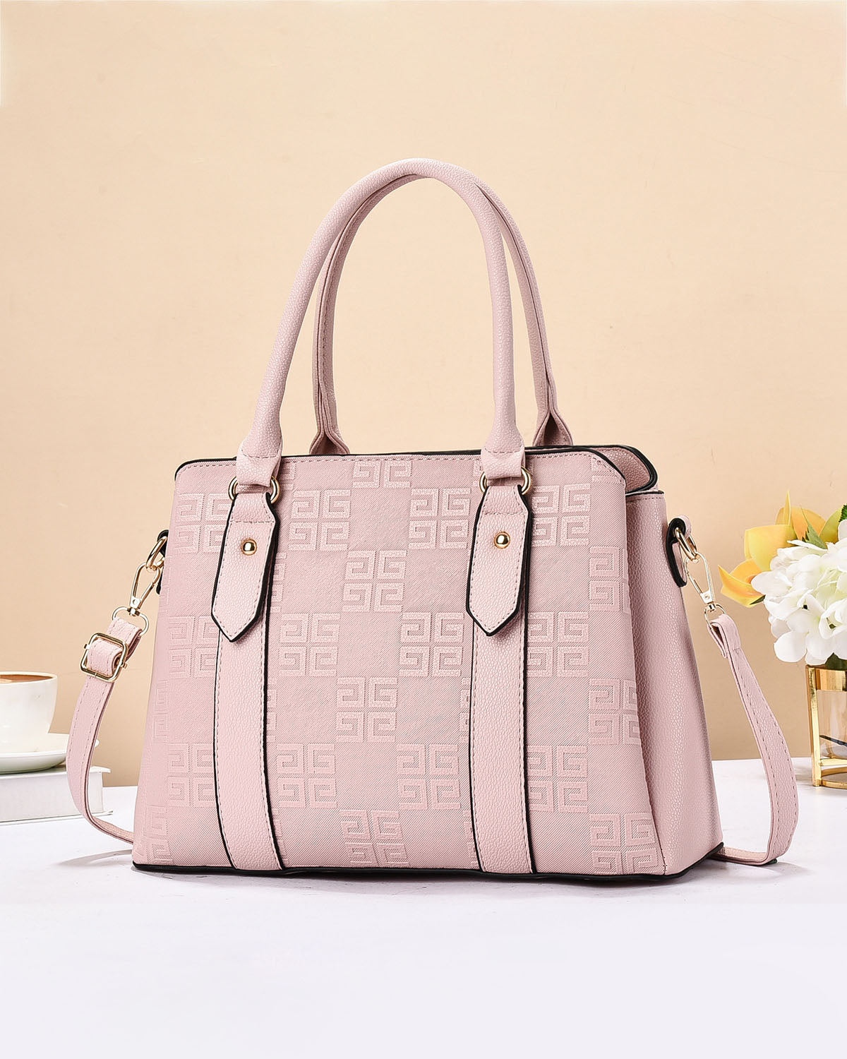 Cartera con diseño en relieve y doble compartimento