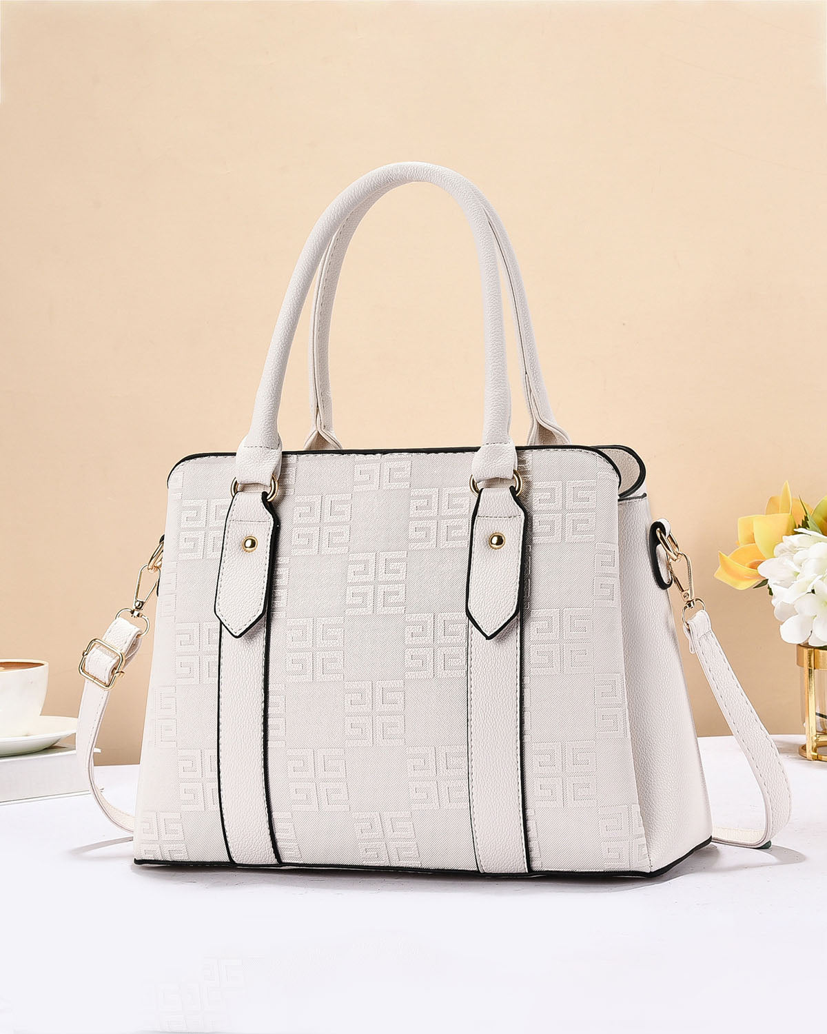 Cartera con diseño en relieve y doble compartimento