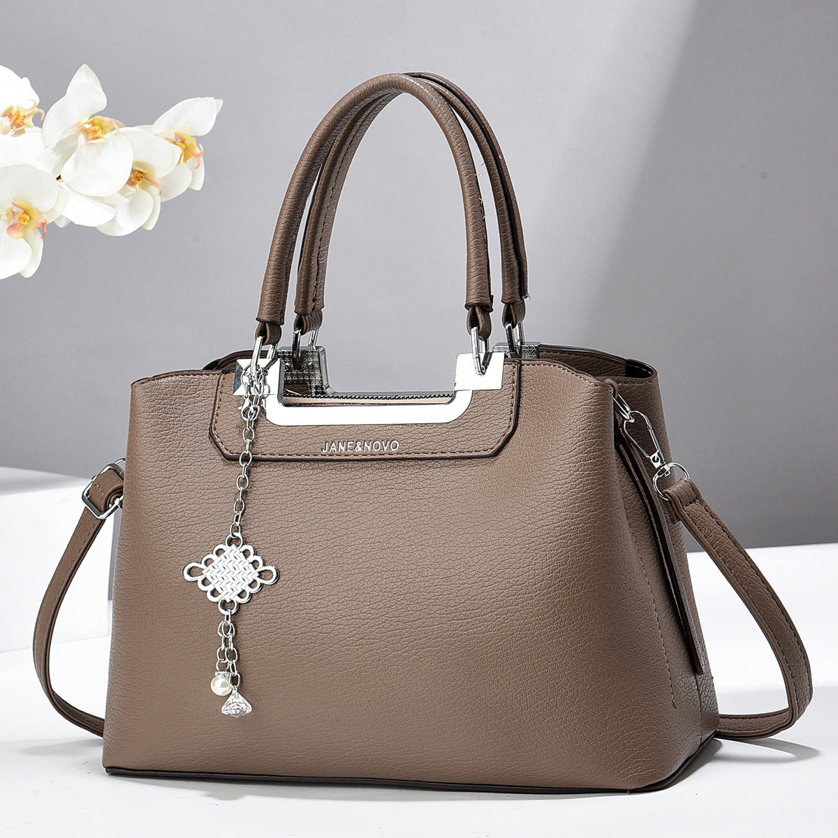 Cartera mediana con detalles en plateado