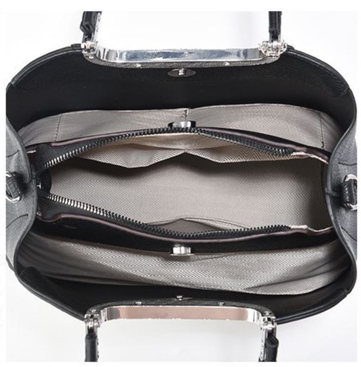 Cartera mediana con detalles en plateado