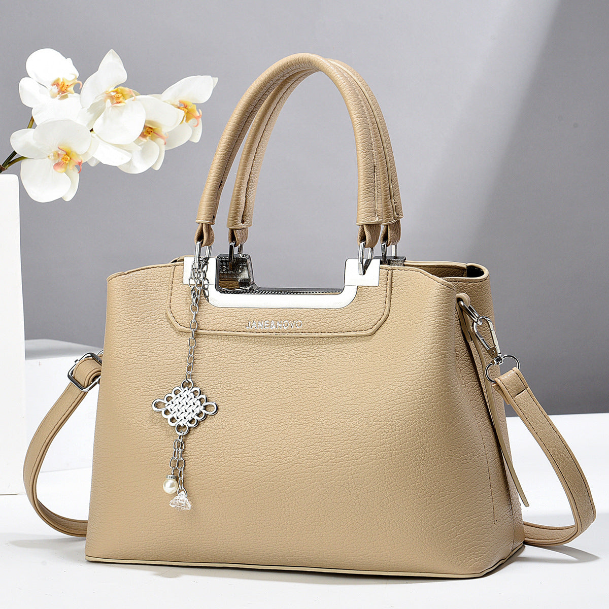 Cartera mediana con detalles en plateado