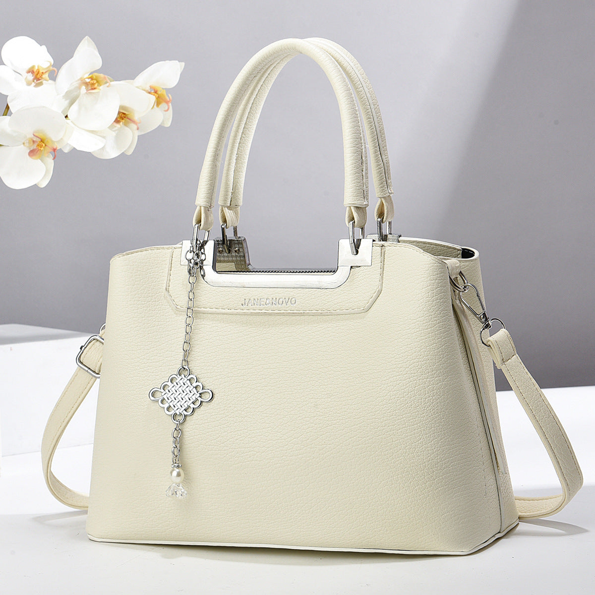 Cartera mediana con detalles en plateado