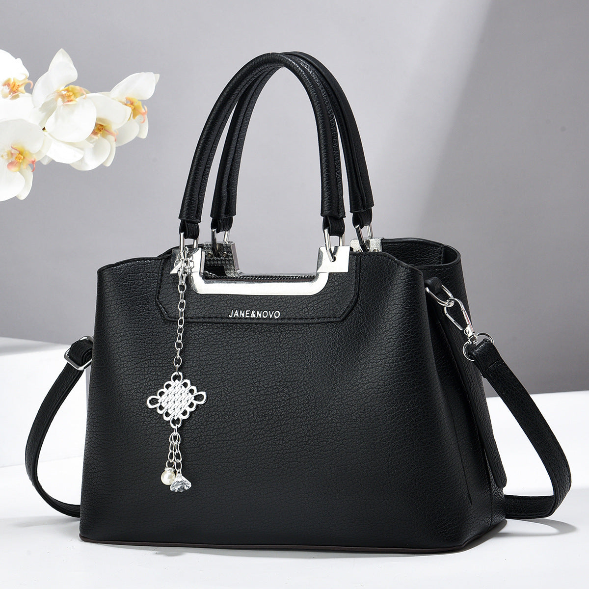 Cartera mediana con detalles en plateado