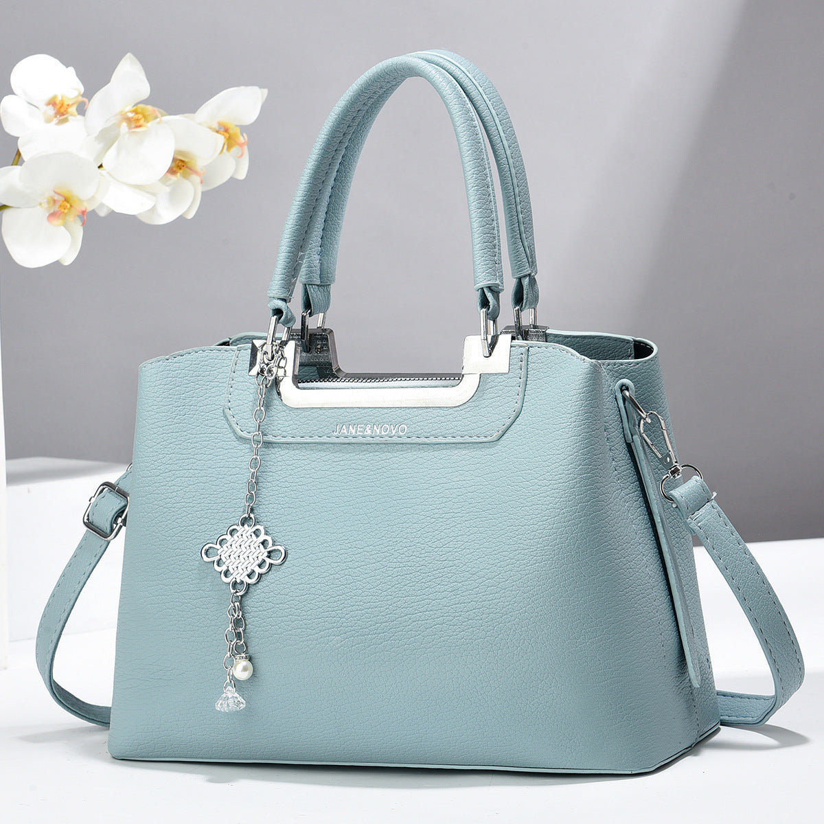 Cartera mediana con detalles en plateado