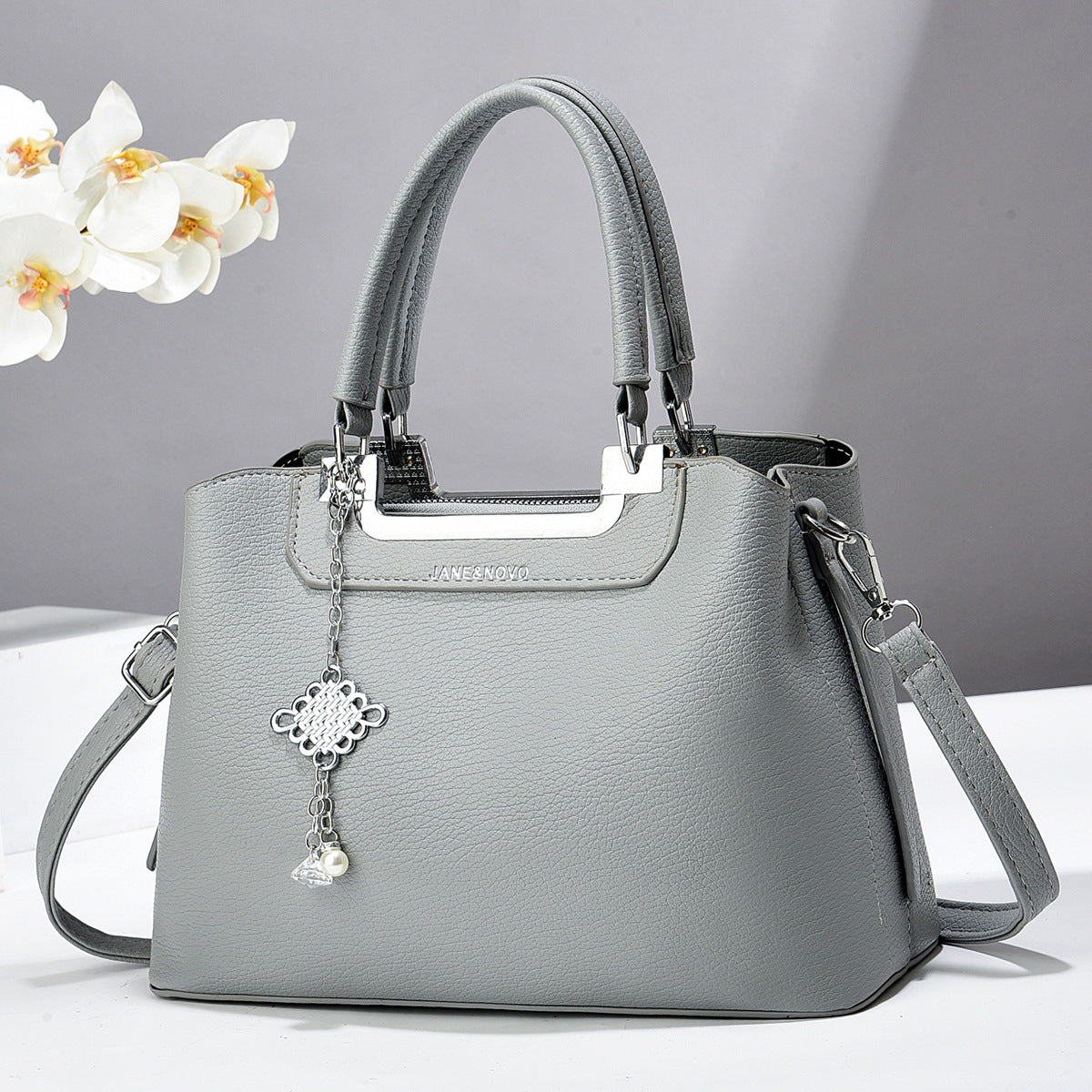 Cartera mediana con detalles en plateado