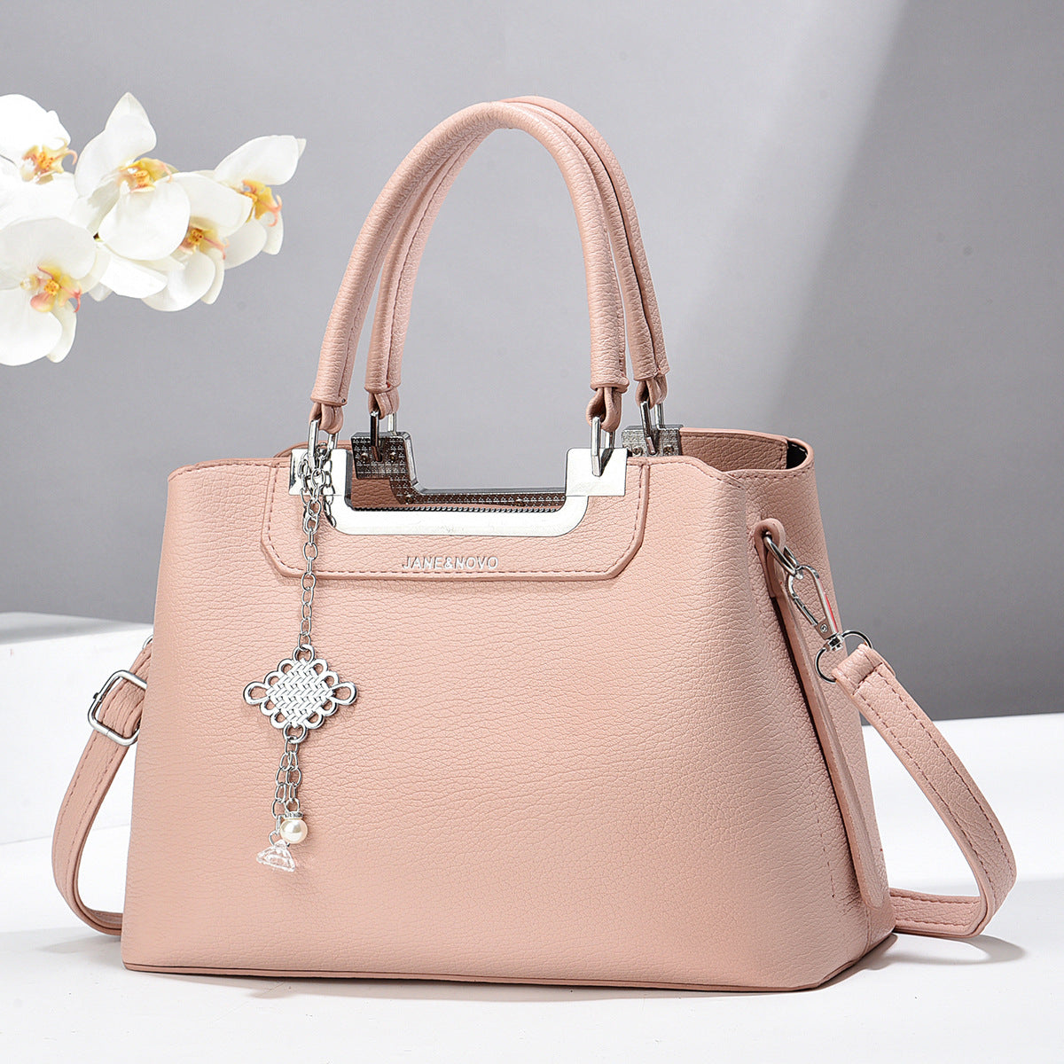 Cartera mediana con detalles en plateado