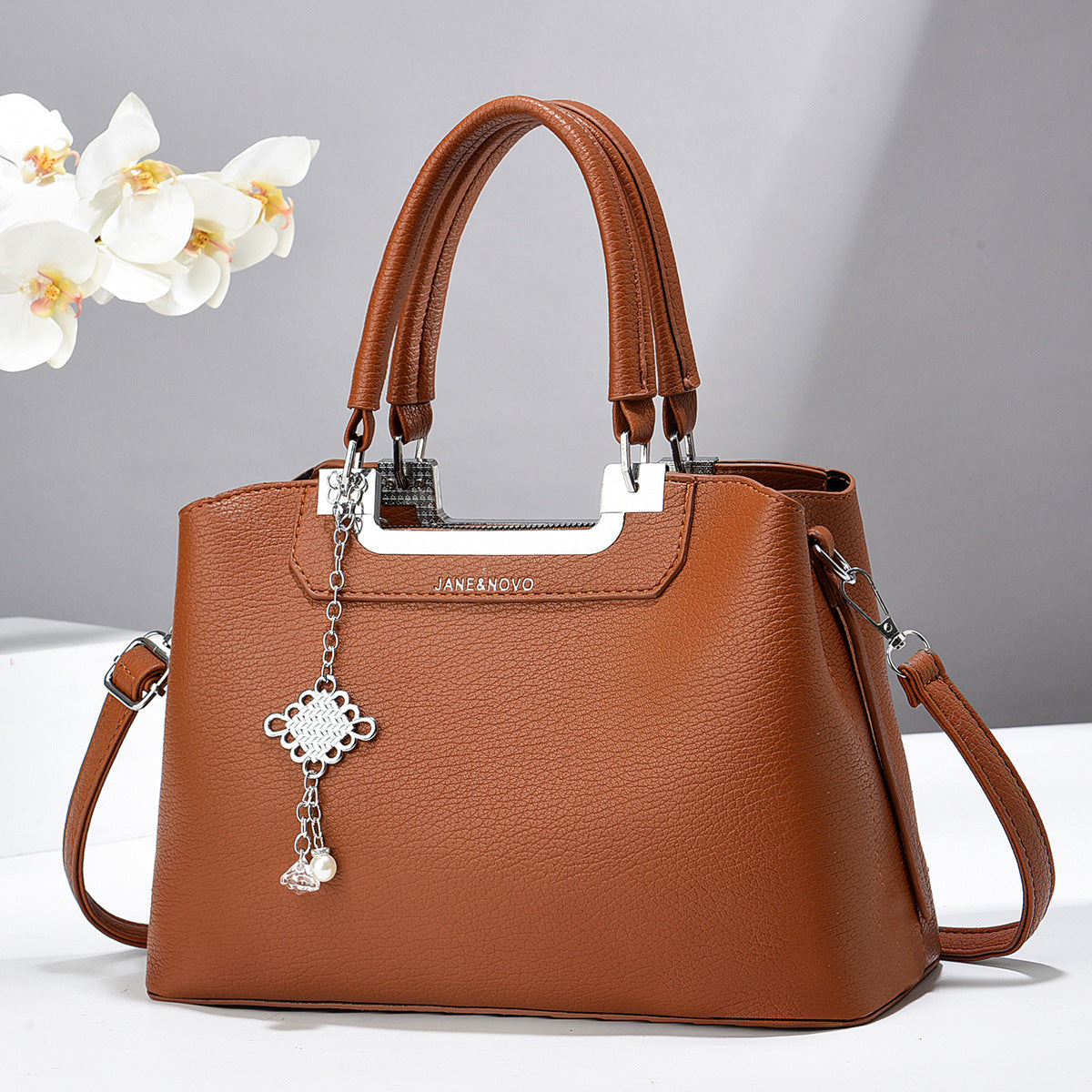 Cartera mediana con detalles en plateado