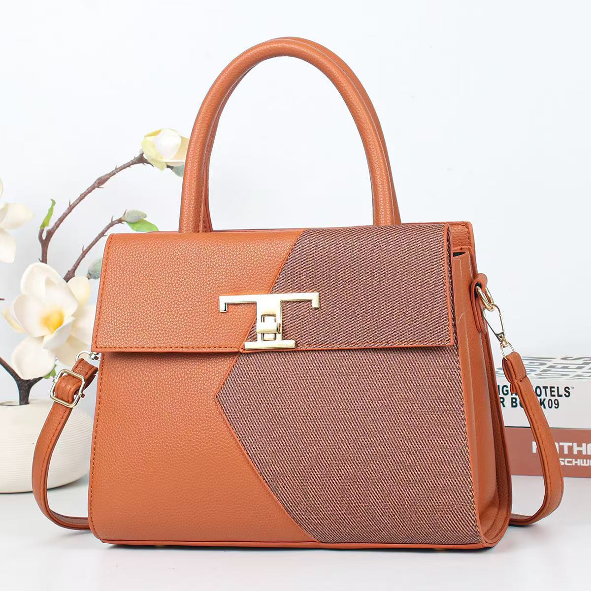 Cartera cuadrada con detalles en dorado