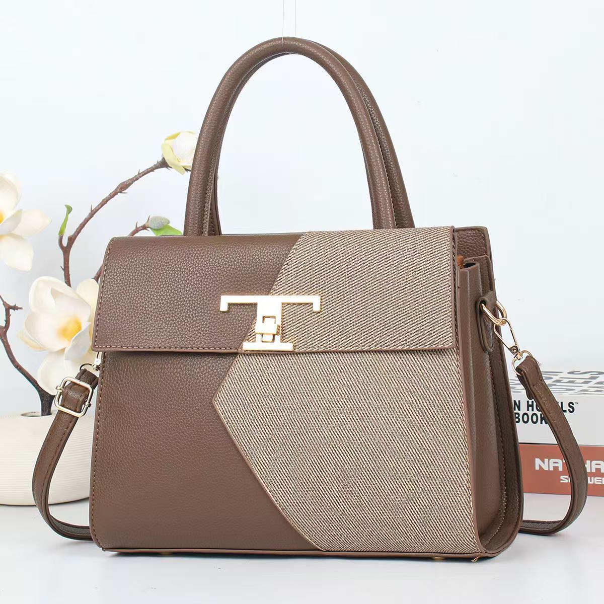 Cartera cuadrada con detalles en dorado