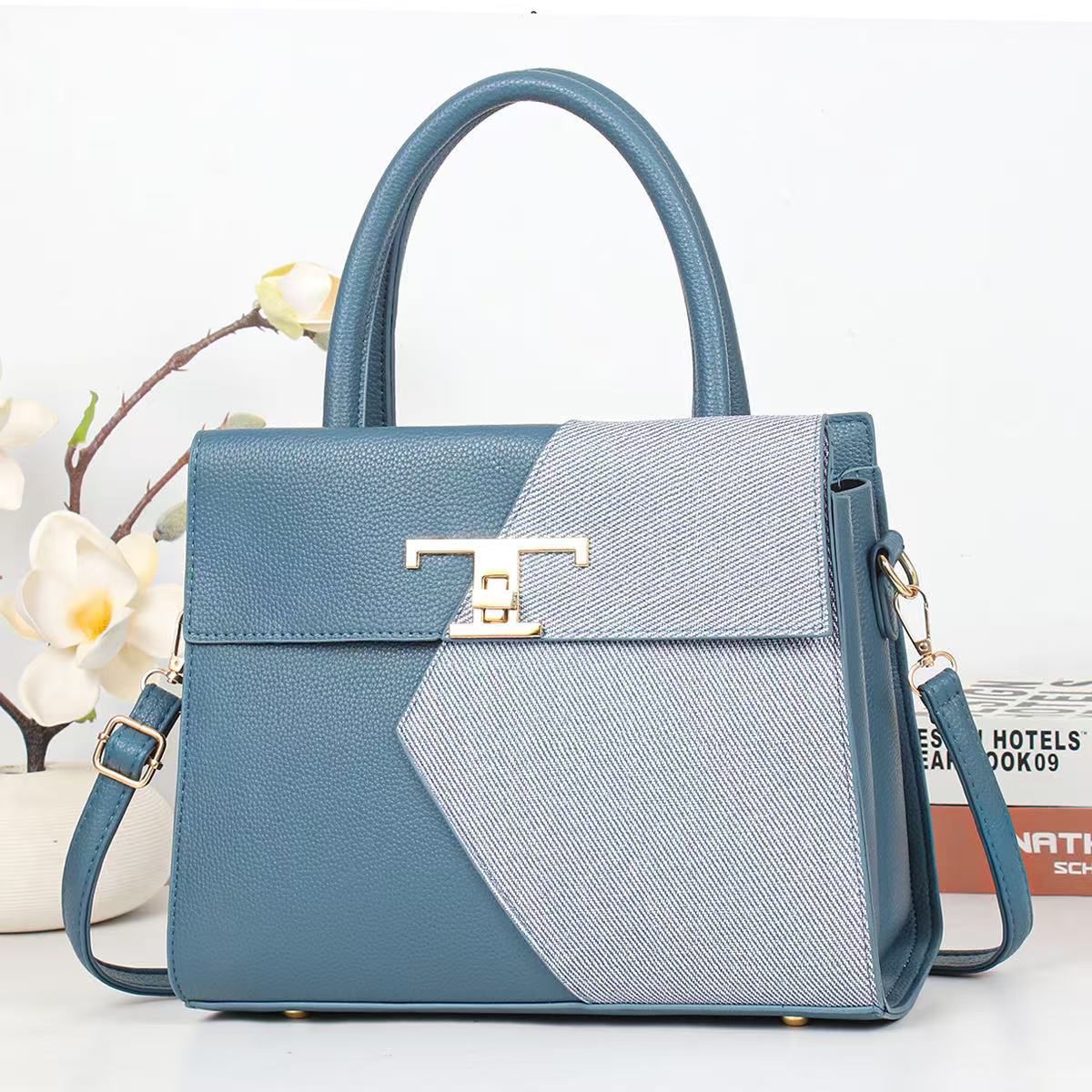 Cartera cuadrada con detalles en dorado