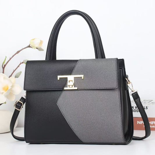 Cartera cuadrada con detalles en dorado