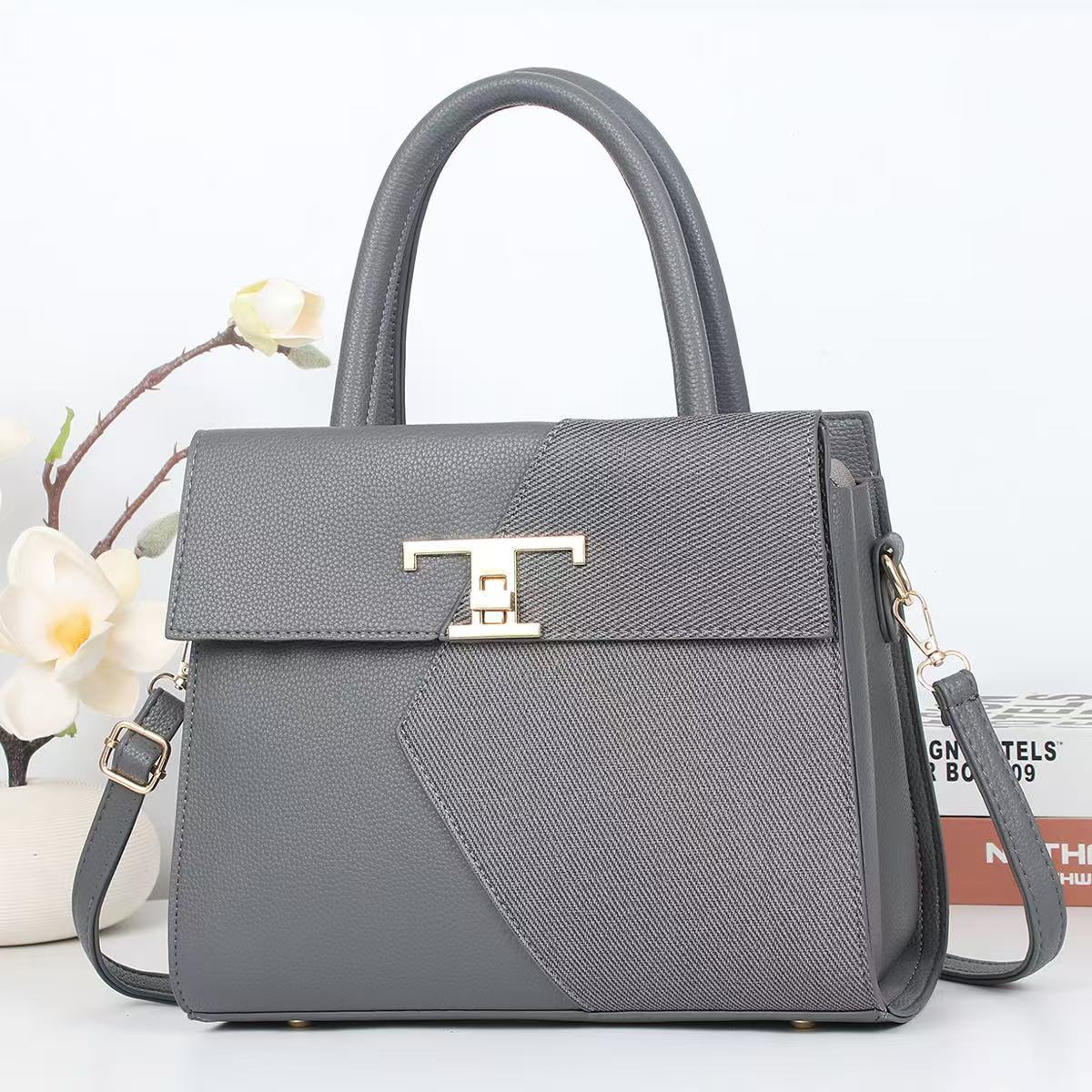 Cartera cuadrada con detalles en dorado