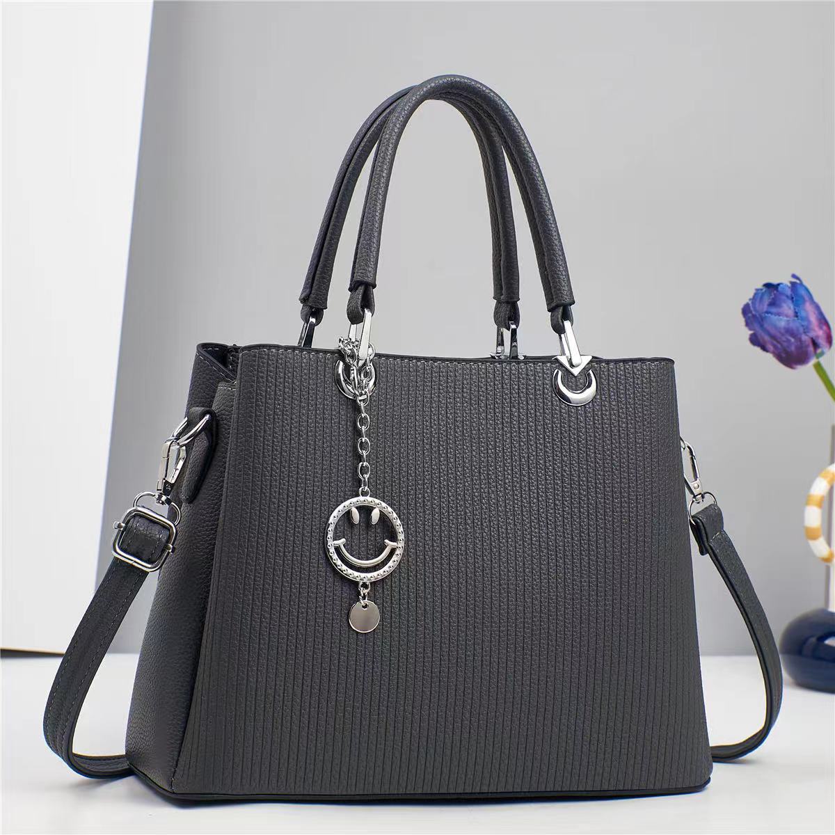 Cartera mediana con llavero de carita feliz