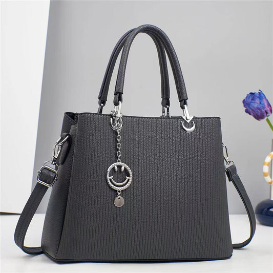 Cartera mediana con llavero de carita feliz