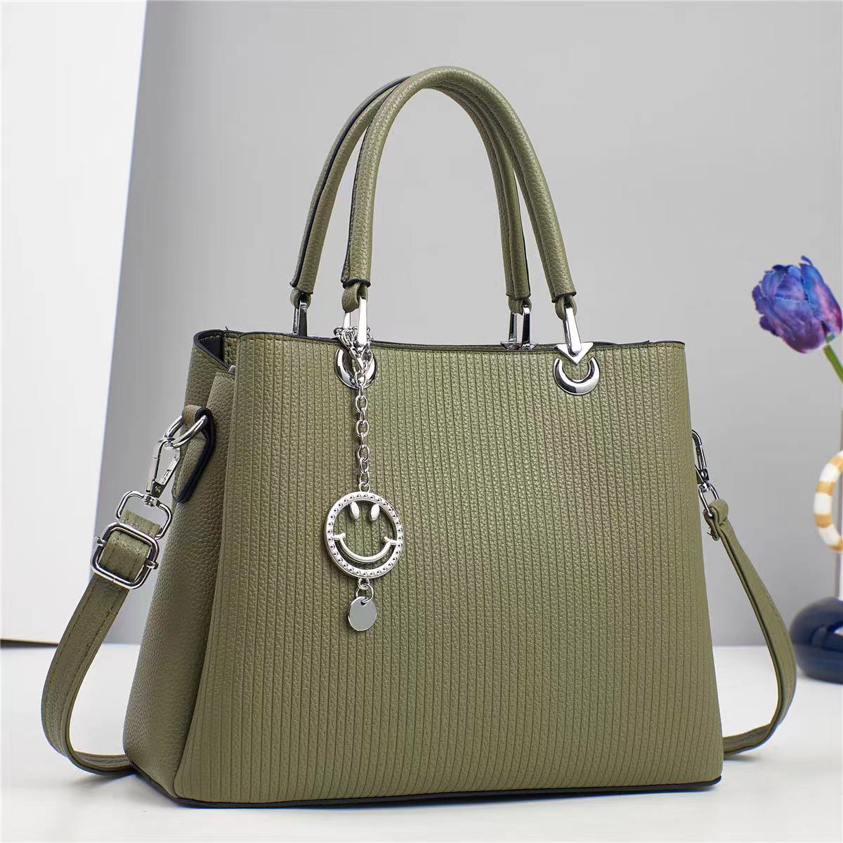 Cartera mediana con llavero de carita feliz