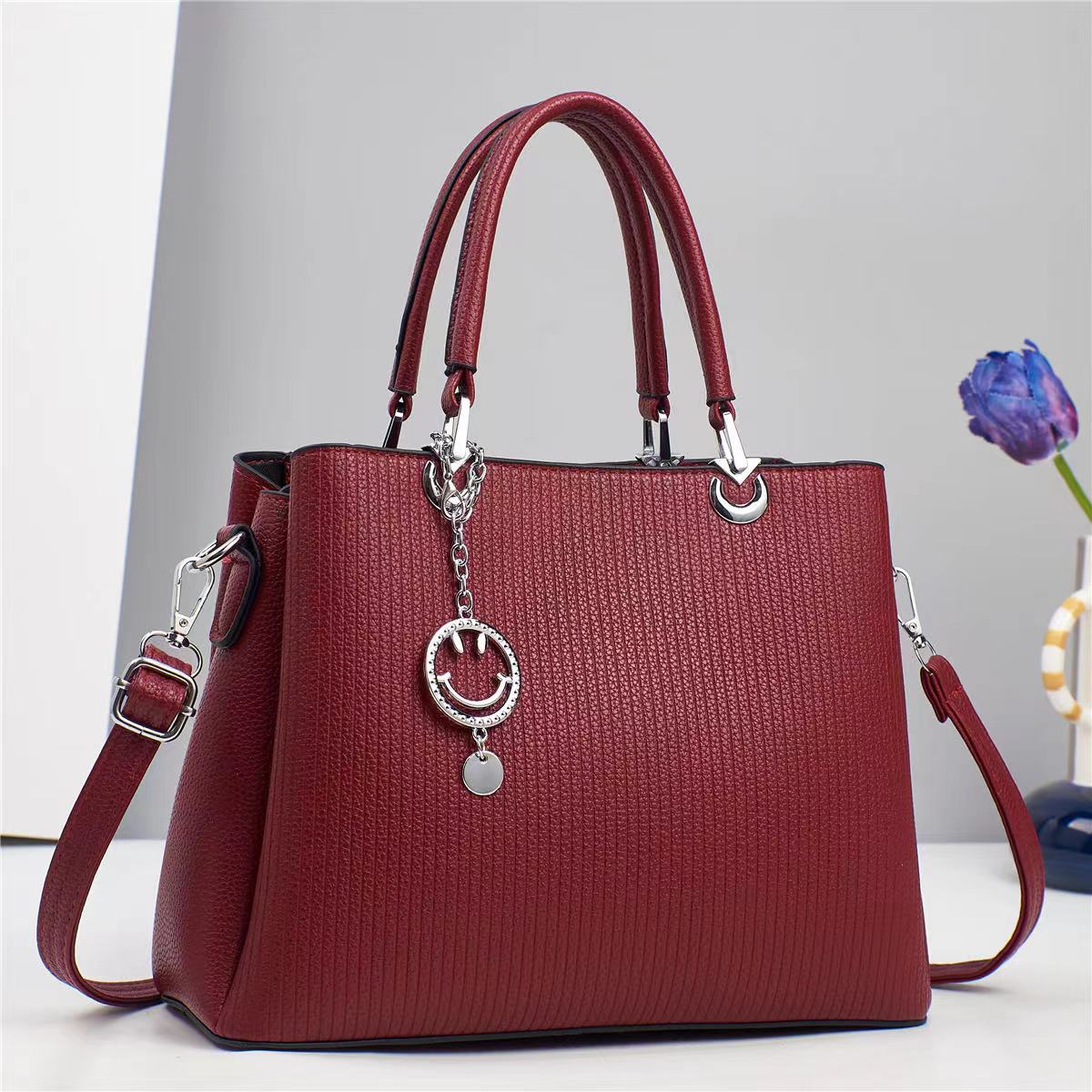 Cartera mediana con llavero de carita feliz