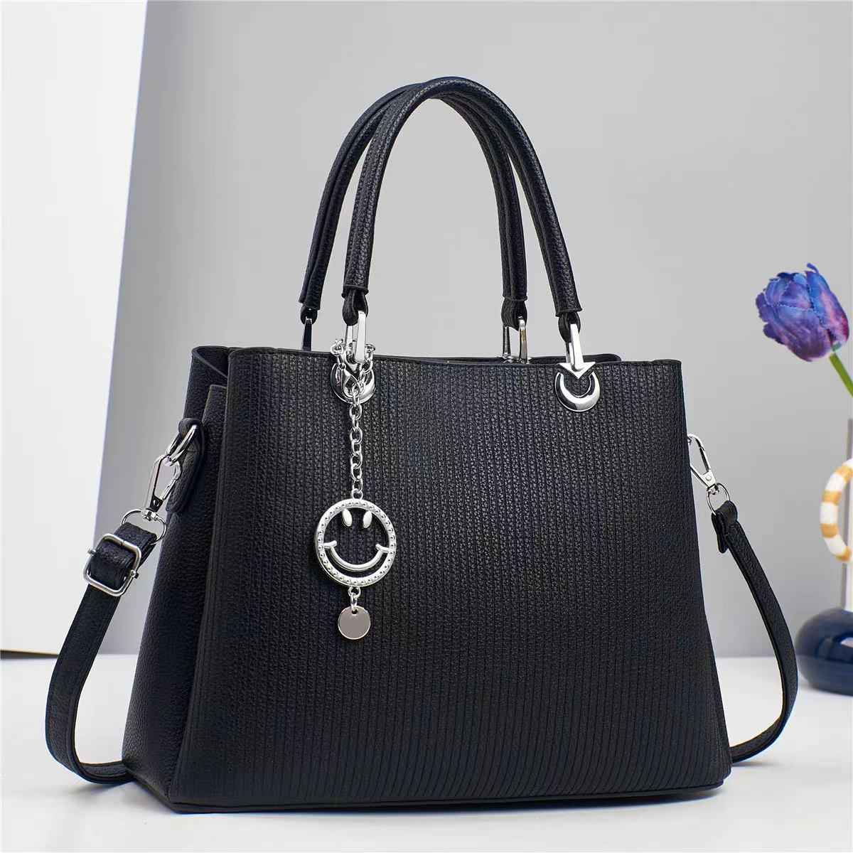 Cartera mediana con llavero de carita feliz