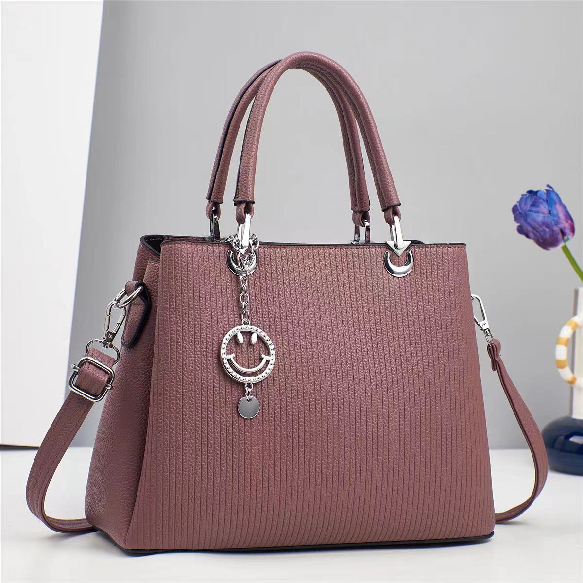 Cartera mediana con llavero de carita feliz