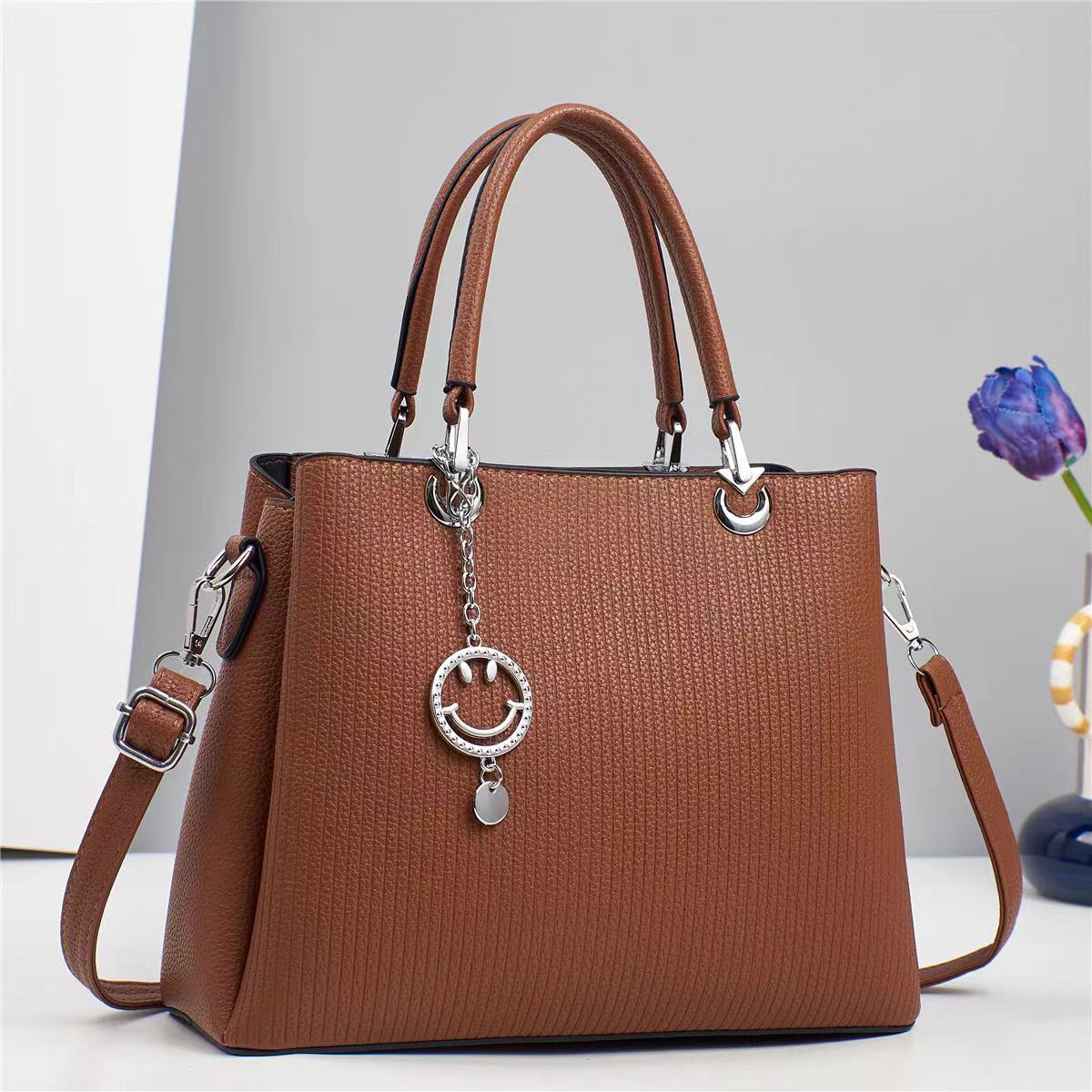 Cartera mediana con llavero de carita feliz