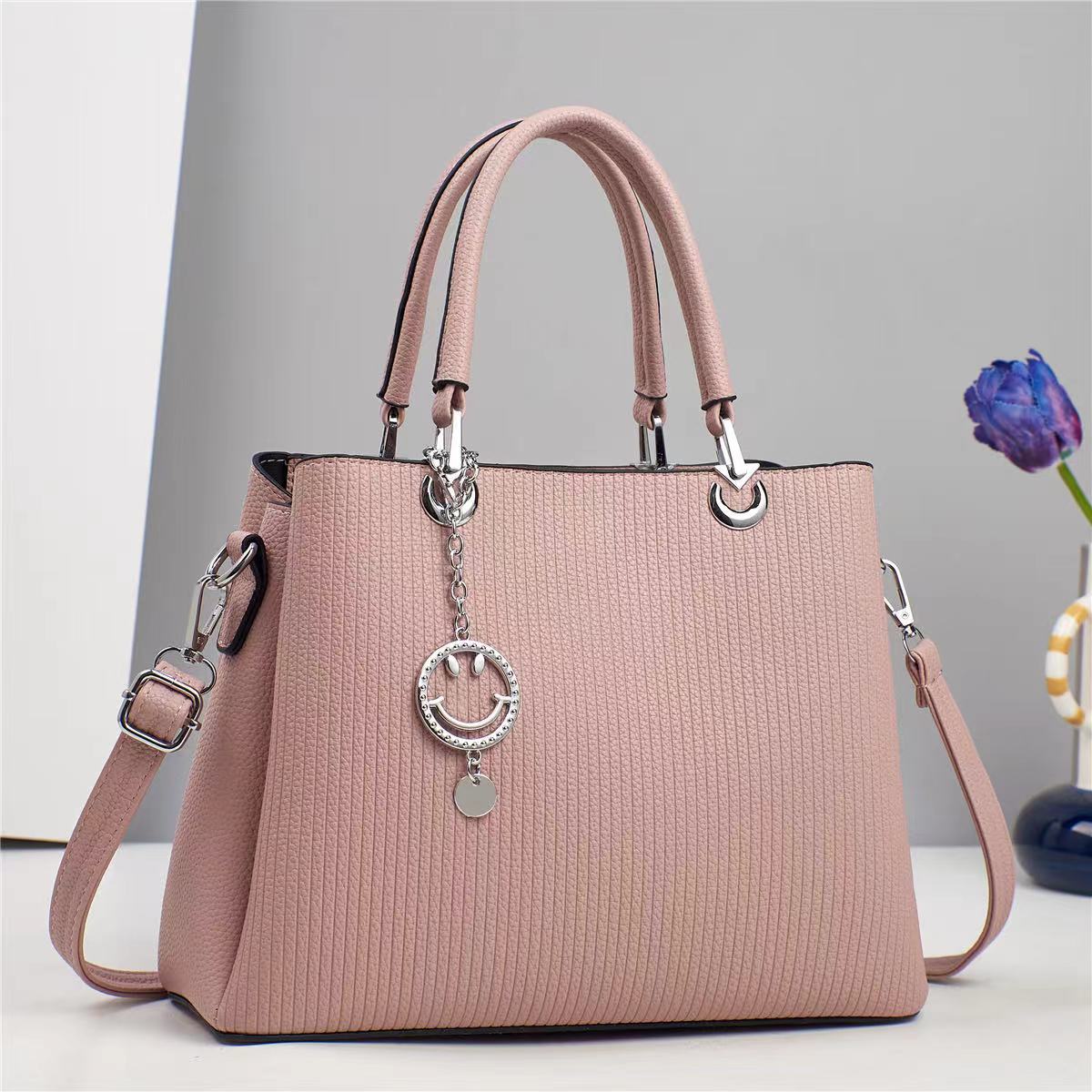 Cartera mediana con llavero de carita feliz