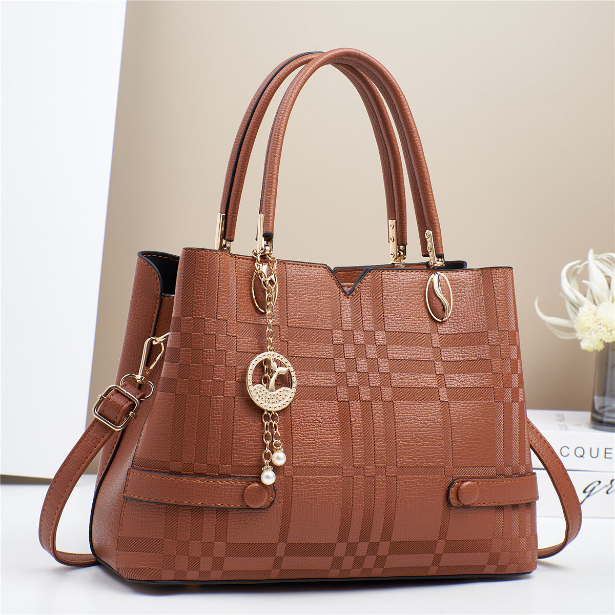 Cartera mediana con llavero y detalles en dorado