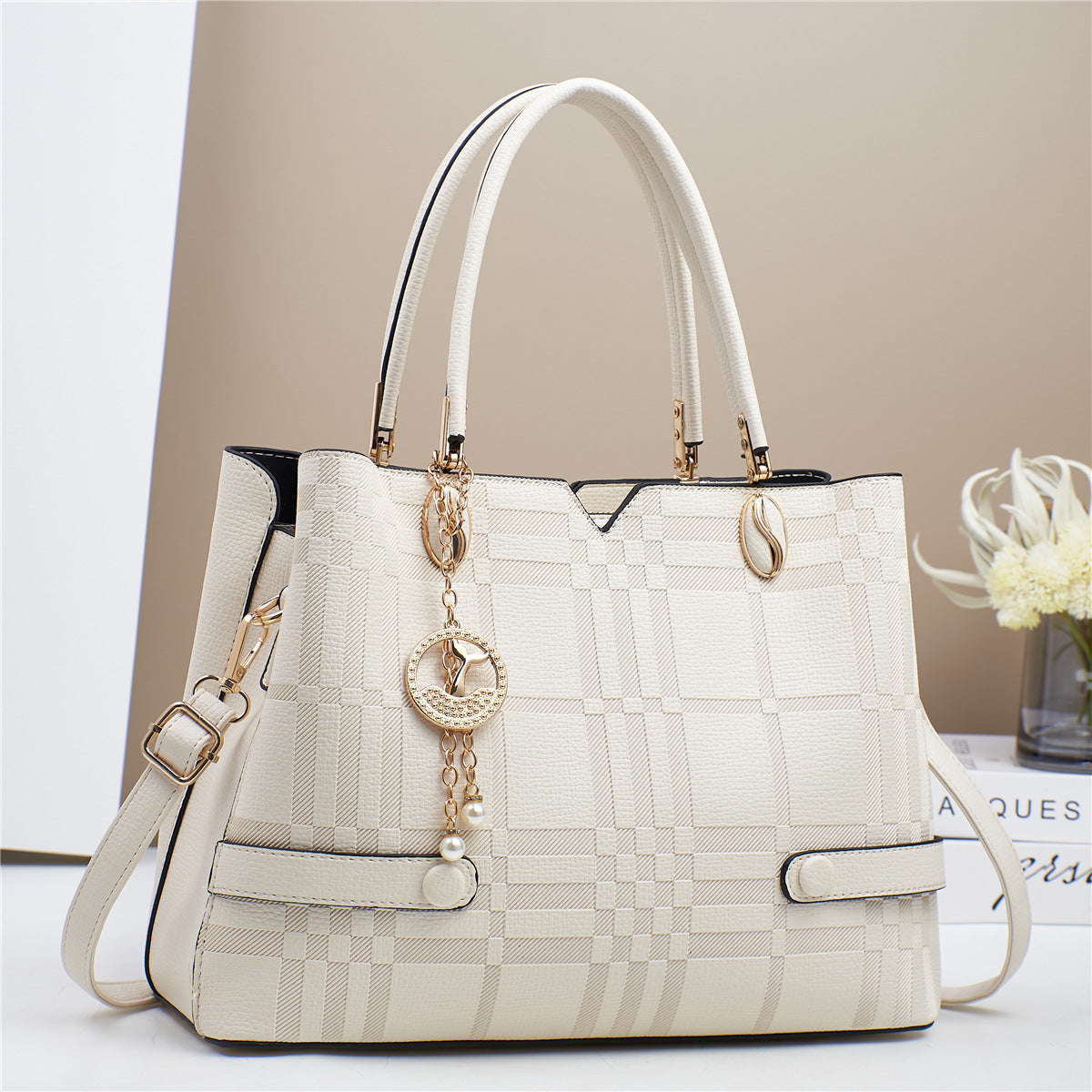Cartera mediana con llavero y detalles en dorado