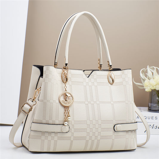 Cartera mediana con llavero y detalles en dorado