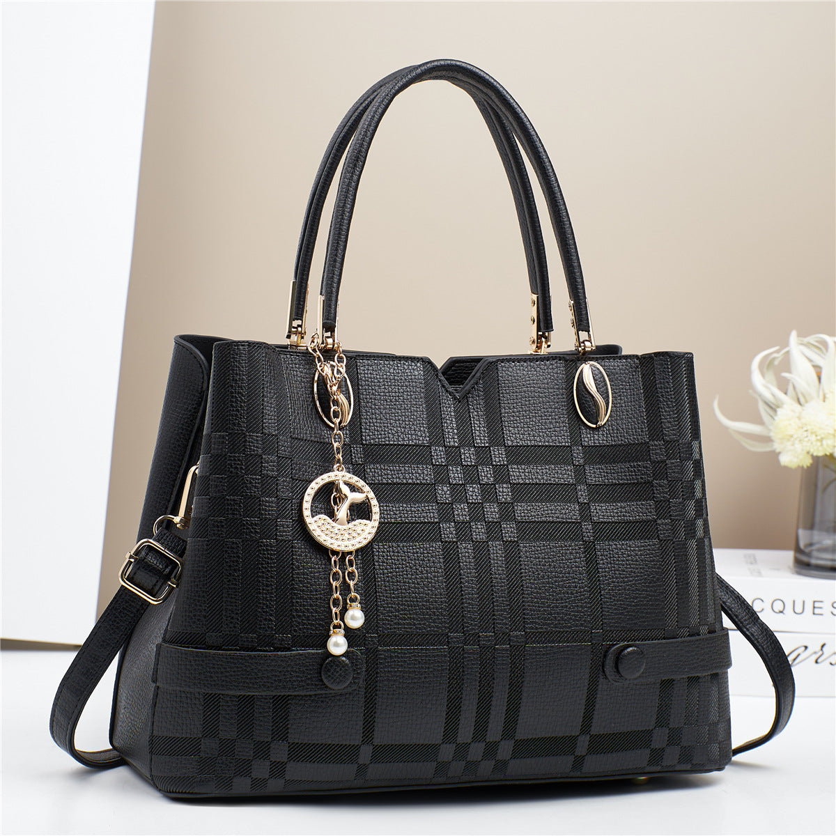 Cartera mediana con llavero y detalles en dorado