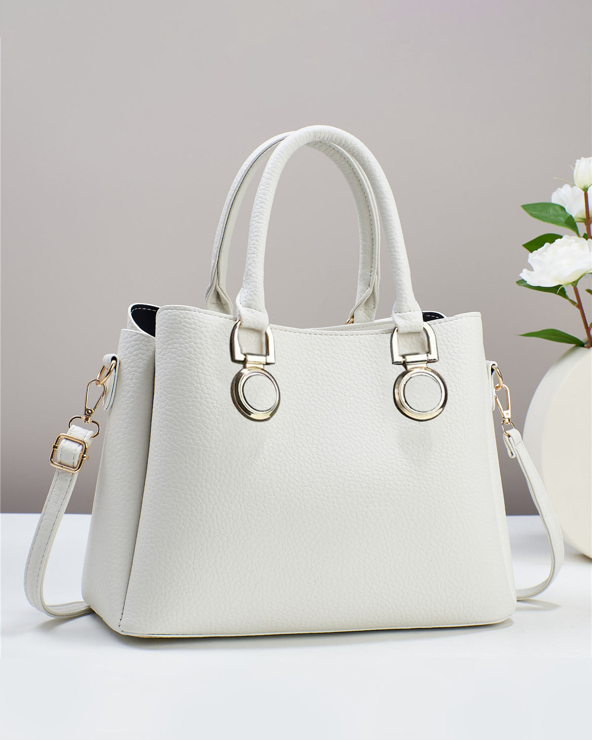 Bolso elegante de doble asa con aros decorativos