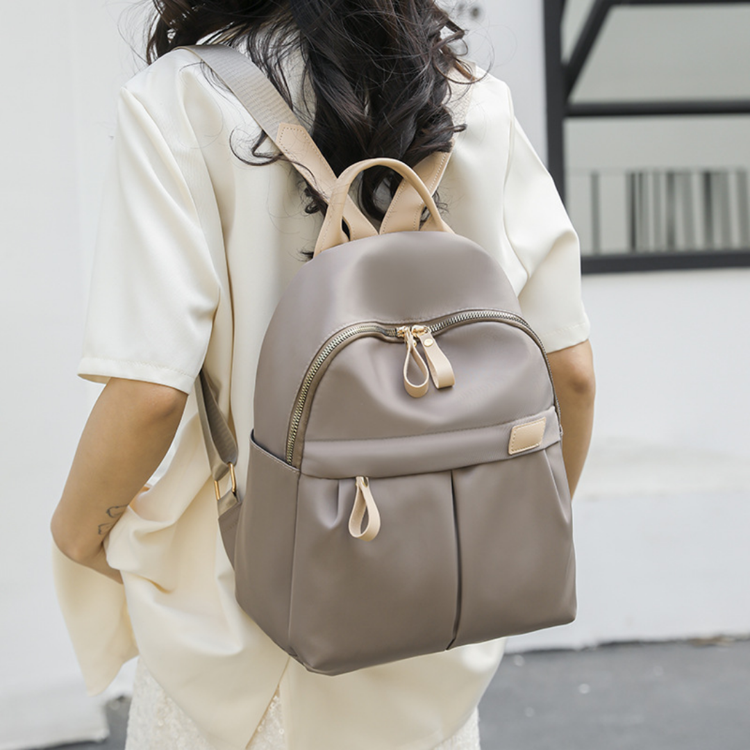 Mochila en tela con bolsillo frontal y bolsillos laterales