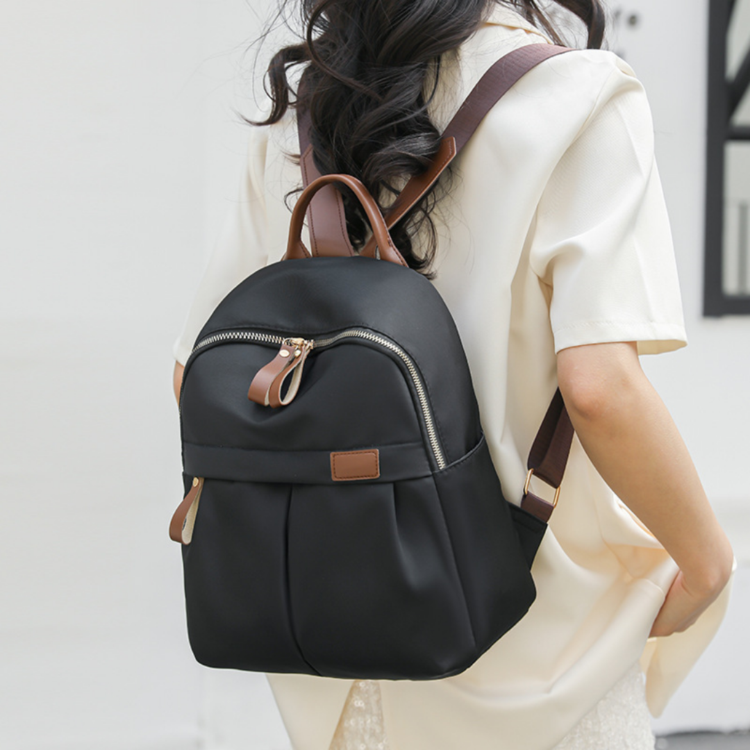 Mochila en tela con bolsillo frontal y bolsillos laterales