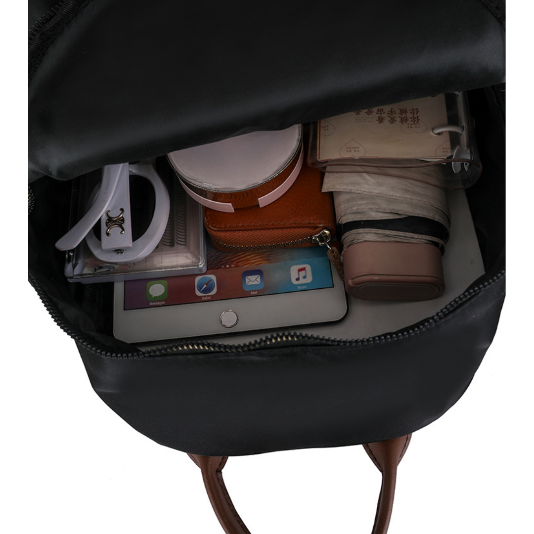 Mochila en tela con bolsillo frontal y bolsillos laterales