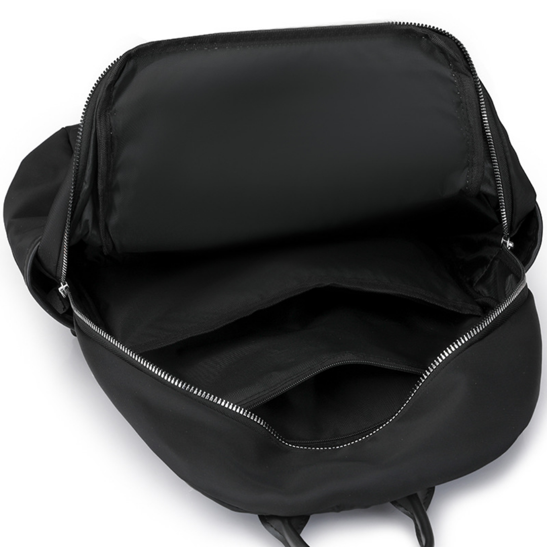 Mochila en tela con compartimentos, llavero pompón y asa superior