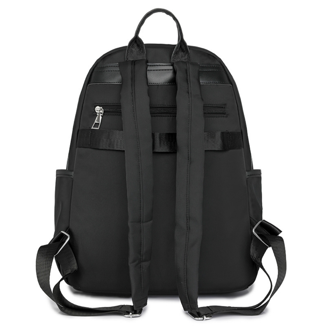 Mochila en tela con compartimentos, llavero pompón y asa superior