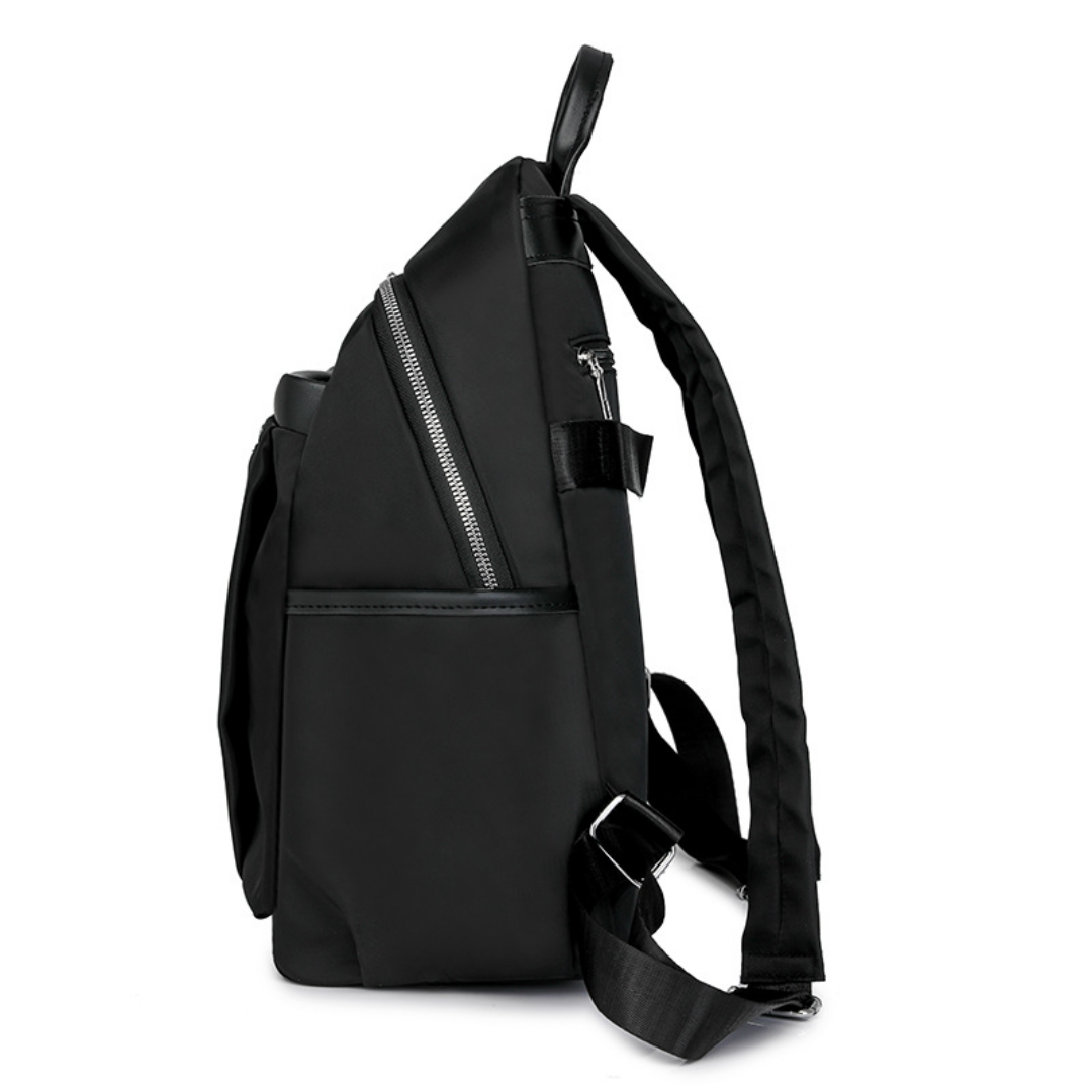 Mochila en tela con compartimentos, llavero pompón y asa superior