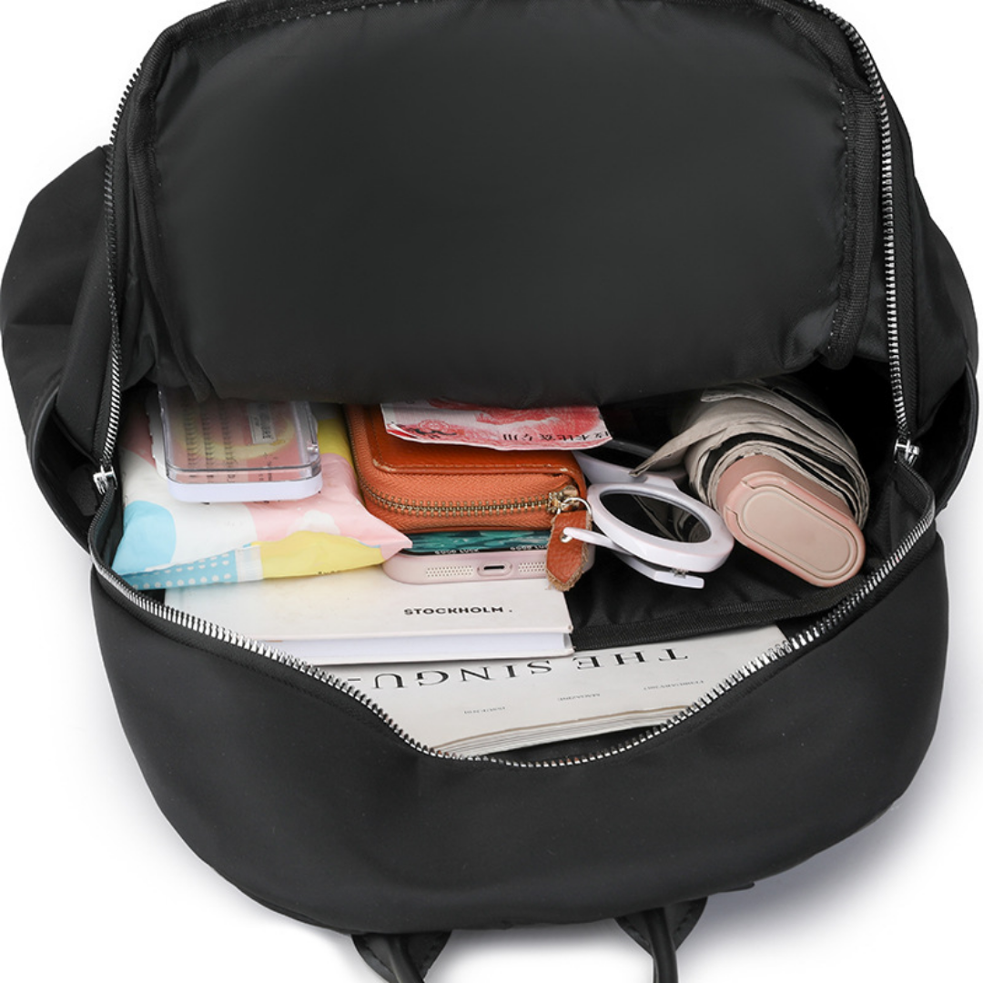 Mochila en tela con compartimentos, llavero pompón y asa superior