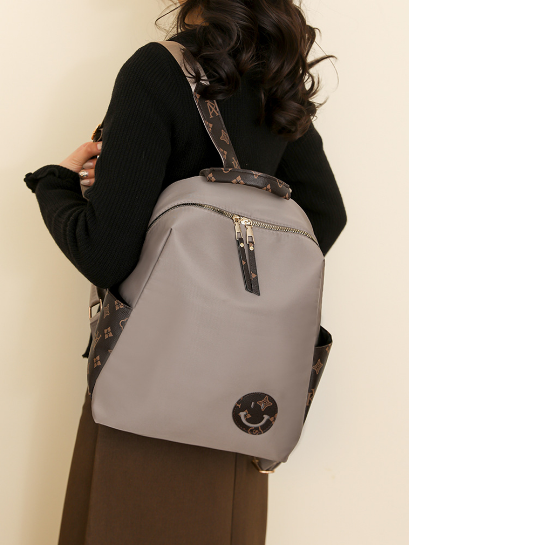 Mochila en tela con parche con carita sonriente, bolsillos laterales en marron