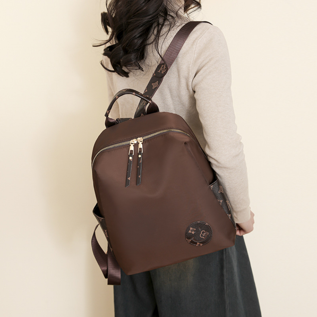 Mochila en tela con parche con carita sonriente, bolsillos laterales en marron